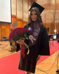 Nicolle Fota strălucește la absolvirea liceului, în timp ce zvonurile despre despărțirea de Cătălin Botezatu se intensifică
