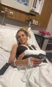 Andreea Ibacka, prima reacție după accidentul de motocicletă: „Cu mâna în ghips, dar cu zâmbetul pe buze”