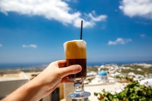 Frappé-ul: băutura verii născută dintr-o greșeală și devenită simbol al zilelor leneșe sub soare