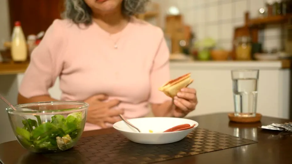 Balonare după salată? Iată ce ingrediente ar putea fi de vină și cum scapi de disconfort