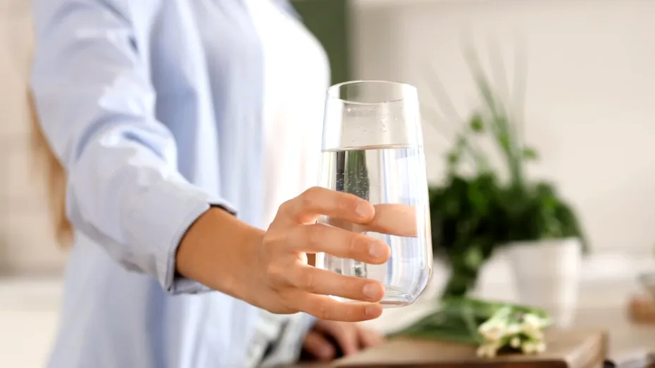 Mai multă apă, rezultate mai bune: cum te ajută hidratarea să îți optimizezi dieta