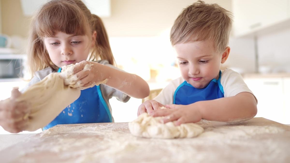 Plastilină de casă: reţeta simplă care transformă joaca într-o activitate creativă în familie