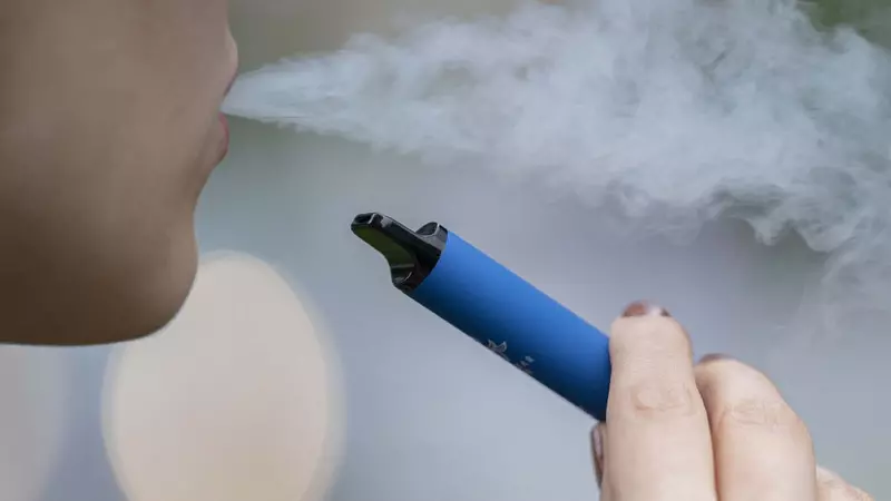 Ţigările electronice, recunoscute oficial în ghidurile oncologice americane ca opţiune pentru renunţarea la fumat