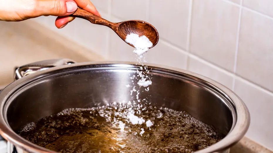 De ce chef-ii pun bicarbonat de sodiu în apa de gătit: trucurile profesioniștilor
