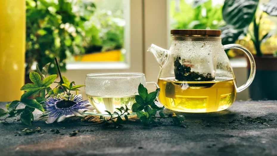 Atenție dacă iei medicamente pentru tensiune: ce ceaiuri ar putea face mai mult rău decât bine