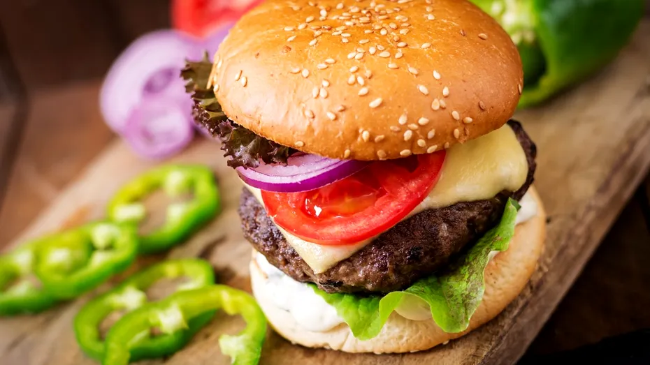 Ghidul pentru burgeri de casă care ies cu adevărat suculenți – ce greșeală să eviți și cum să pregătești carnea corect