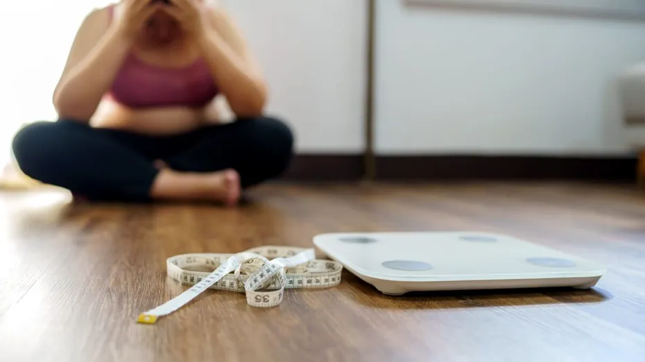 Slăbești greu, deși mănânci sănătos? Cinci semne că problema ar putea fi tiroida, nu dieta