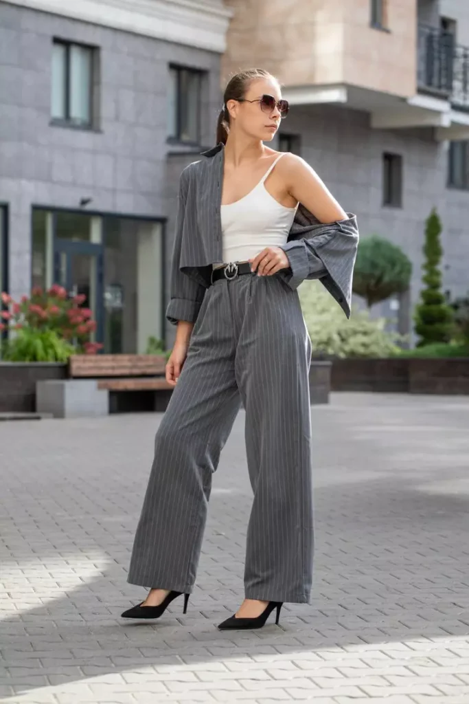 Pantalonii largi au revenit în forță. Cum îi porți pentru o ținută modernă și echilibrată