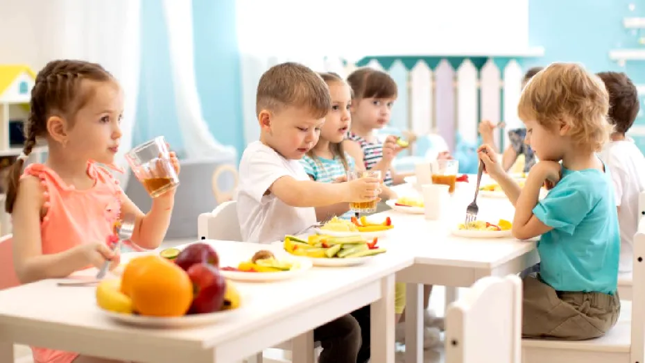 Ce gustări punem copiilor în ghiozdan. Idei simple și sățioase pentru școală și grădiniță